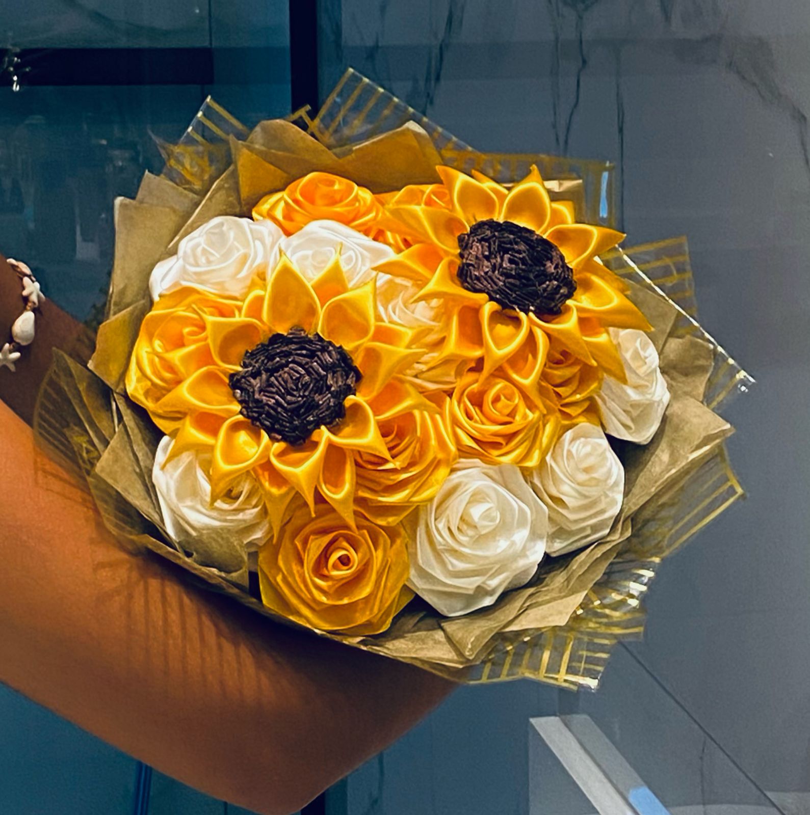 Buquê de Rosas e Girassóis