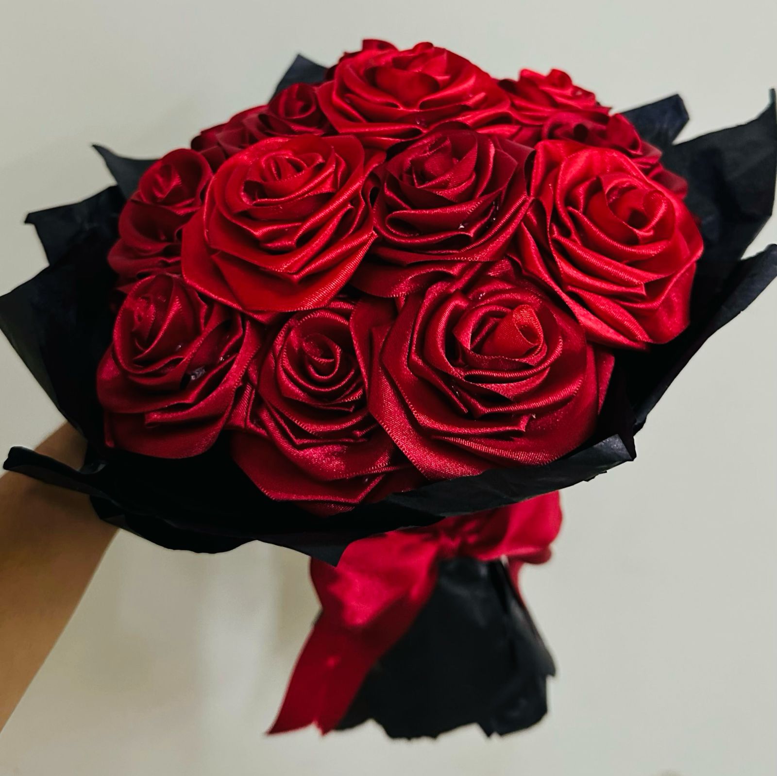 Buquê vermelho do embrulho preto